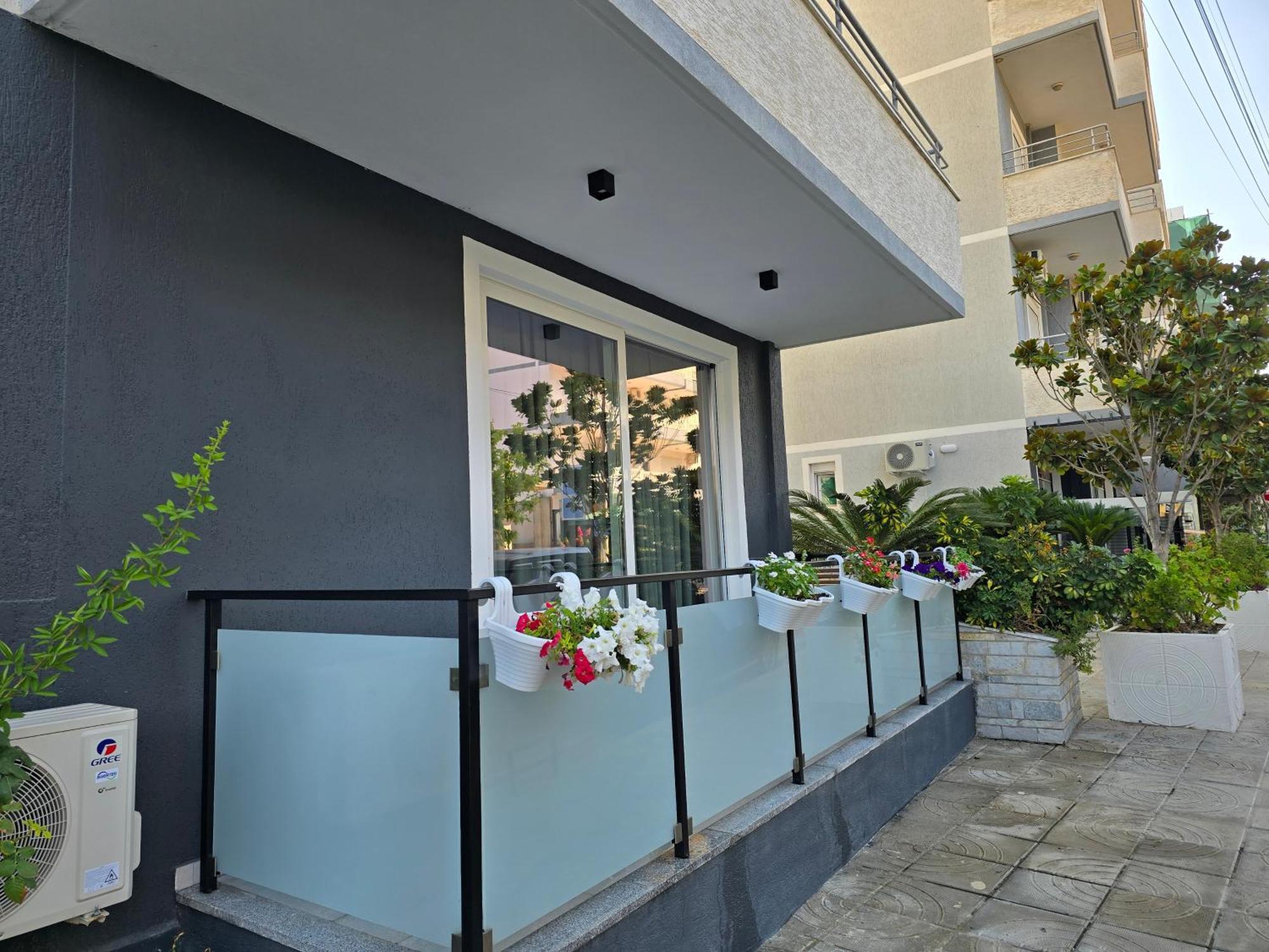F&J Hotel Sarandë Eksteriør bilde